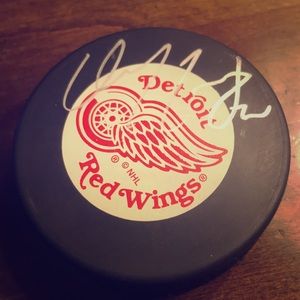 Red Wings Darren McCarty signed puck. Stanley cup